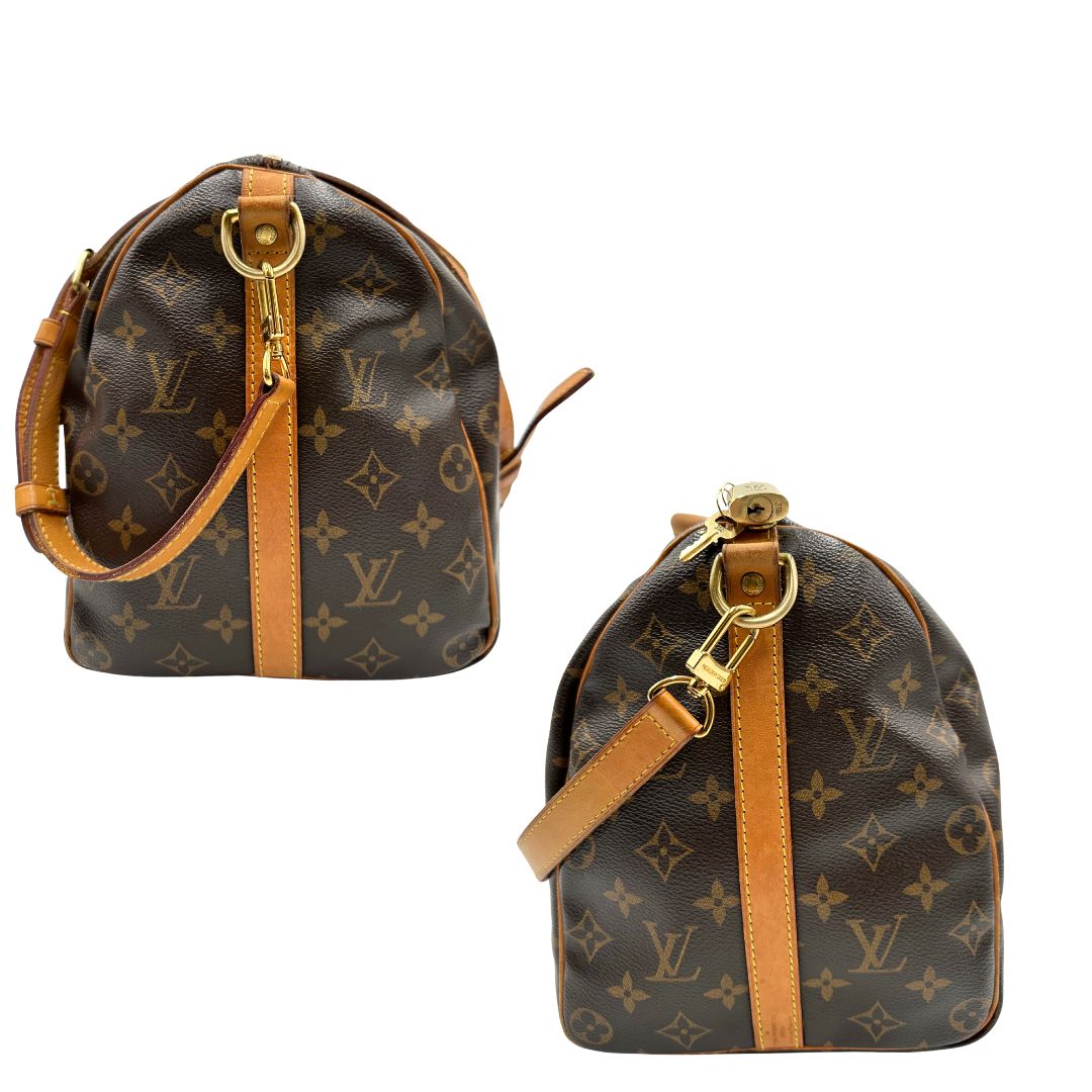 lati di una Borsa Speedy 35 in canvas marrone monogram con finiture in vacchetta naturale e parti metalliche dorate; munita di doppi manici stondati e una tracolla amovibile e regolabile. Completa di lucchetto e chiavi. Originale, usato, di lusso, in ottime condizioni.