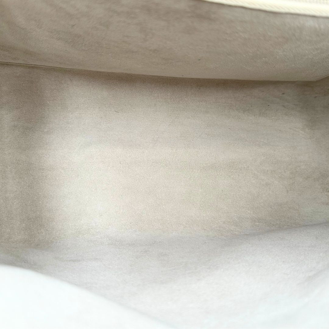 interno Borsa Louis Vuitton in pelle epi bianco gesso con parti metalliche argentate; munita di doppi manici stondati, da portare a mano. Completa di lucchetto e chiavi, di lusso, originale, ottime condizioni, usata. 