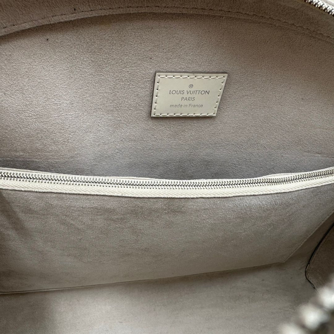 interno Borsa Louis Vuitton in pelle epi bianco gesso con parti metalliche argentate; munita di doppi manici stondati, da portare a mano. Completa di lucchetto e chiavi, di lusso, originale, ottime condizioni, usata. 