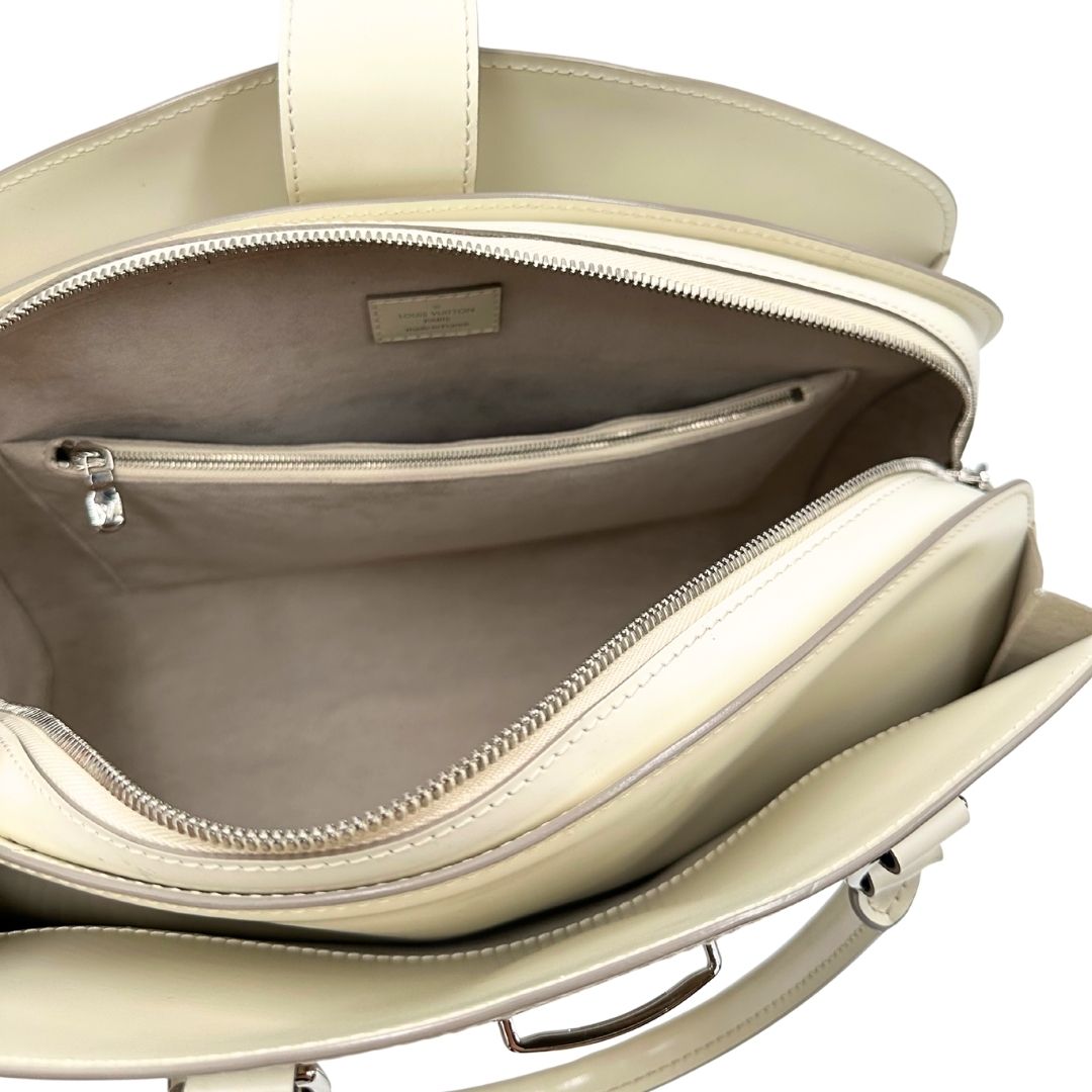 interno Borsa Louis Vuitton in pelle epi bianco gesso con parti metalliche argentate; munita di doppi manici stondati, da portare a mano. Completa di lucchetto e chiavi, di lusso, originale, ottime condizioni, usata. 