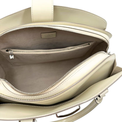 interno Borsa Louis Vuitton in pelle epi bianco gesso con parti metalliche argentate; munita di doppi manici stondati, da portare a mano. Completa di lucchetto e chiavi, di lusso, originale, ottime condizioni, usata. 