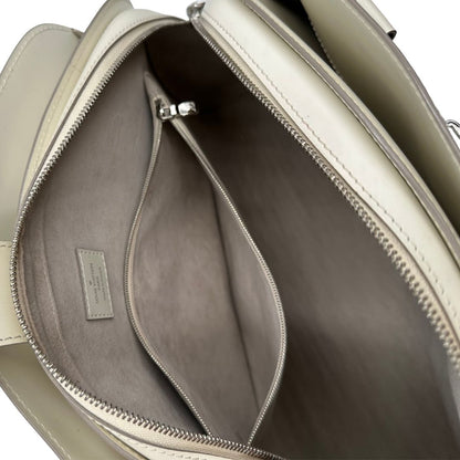 interno Borsa Louis Vuitton in pelle epi bianco gesso con parti metalliche argentate; munita di doppi manici stondati, da portare a mano. Completa di lucchetto e chiavi, di lusso, originale, ottime condizioni, usata. 