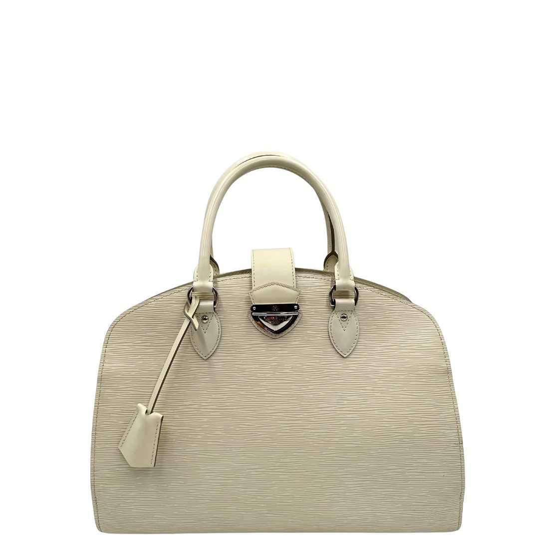 front Borsa Louis Vuitton in pelle epi bianco gesso con parti metalliche argentate; munita di doppi manici stondati, da portare a mano. Completa di lucchetto e chiavi, di lusso, originale, ottime condizioni, usata. 