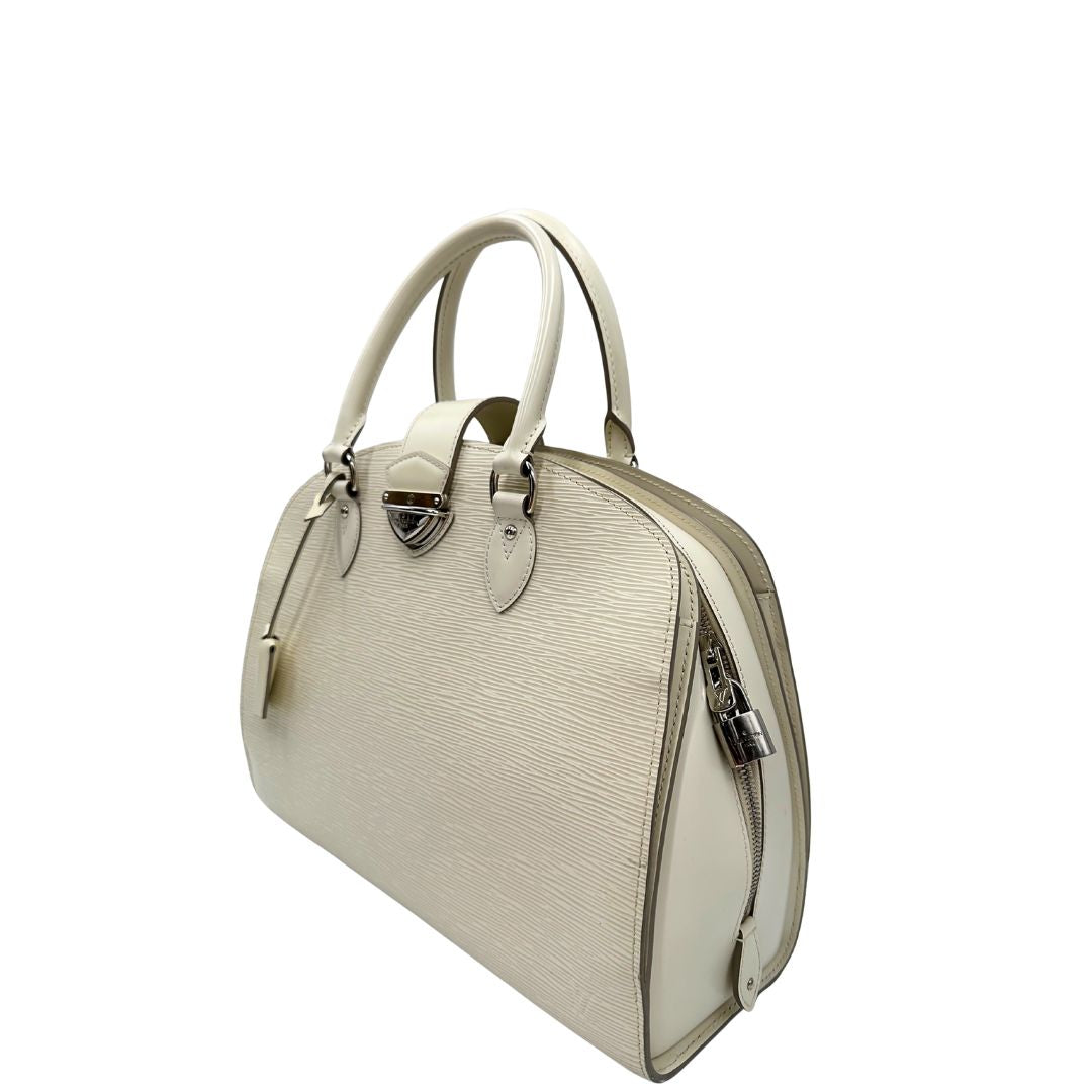 lato Borsa Louis Vuitton in pelle epi bianco gesso con parti metalliche argentate; munita di doppi manici stondati, da portare a mano. Completa di lucchetto e chiavi, di lusso, originale, ottime condizioni, usata. 