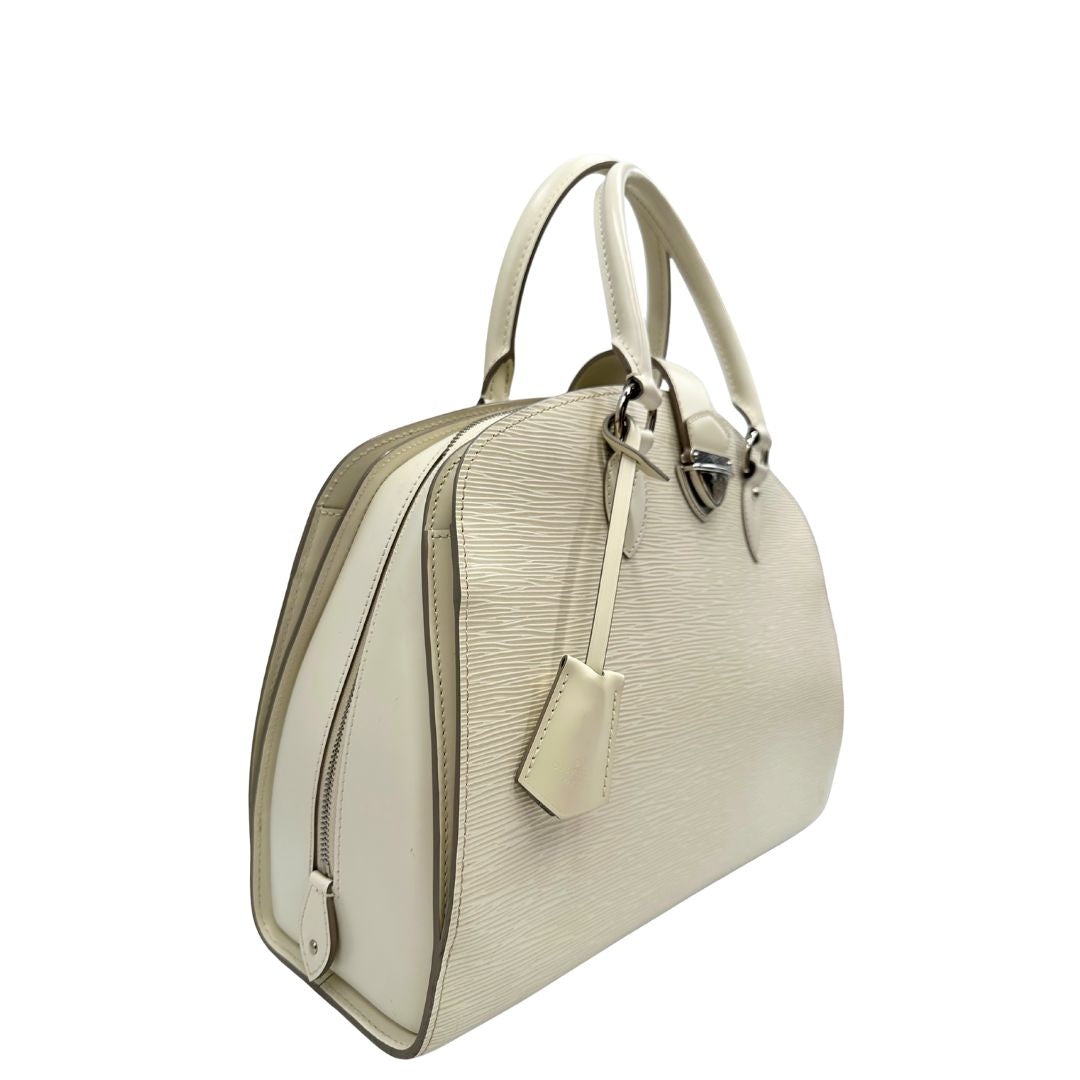 lato Borsa Louis Vuitton in pelle epi bianco gesso con parti metalliche argentate; munita di doppi manici stondati, da portare a mano. Completa di lucchetto e chiavi, di lusso, originale, ottime condizioni, usata. 