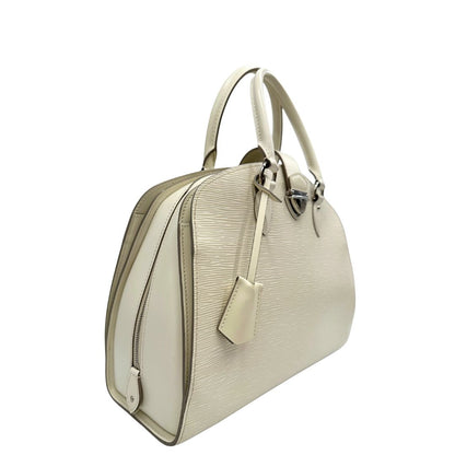 lato Borsa Louis Vuitton in pelle epi bianco gesso con parti metalliche argentate; munita di doppi manici stondati, da portare a mano. Completa di lucchetto e chiavi, di lusso, originale, ottime condizioni, usata. 