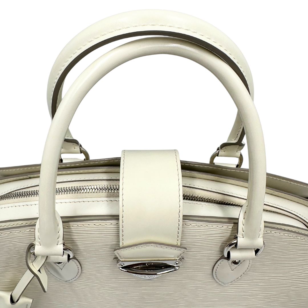 manici Borsa Louis Vuitton in pelle epi bianco gesso con parti metalliche argentate; munita di doppi manici stondati, da portare a mano. Completa di lucchetto e chiavi, di lusso, originale, ottime condizioni, usata.