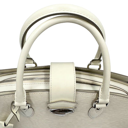manici Borsa Louis Vuitton in pelle epi bianco gesso con parti metalliche argentate; munita di doppi manici stondati, da portare a mano. Completa di lucchetto e chiavi, di lusso, originale, ottime condizioni, usata.