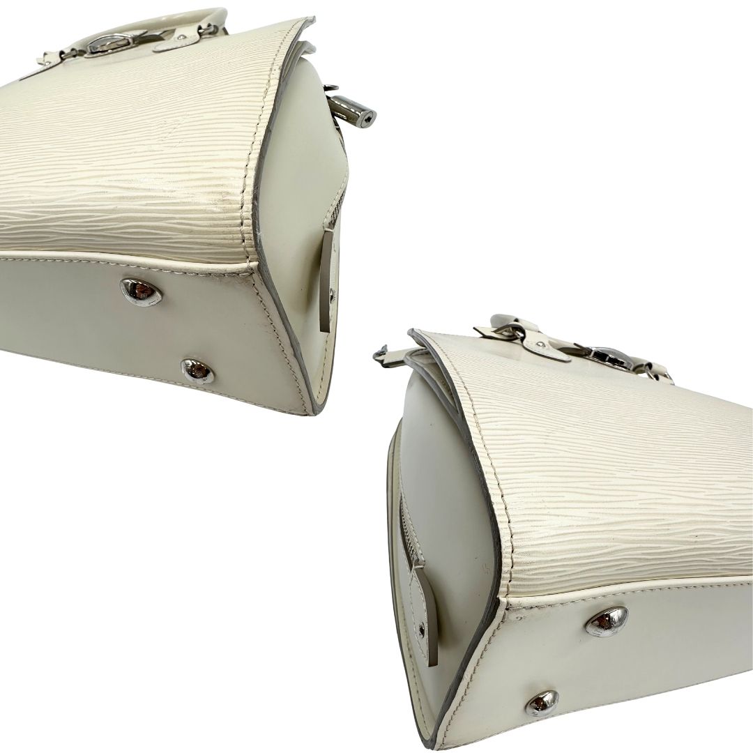angoli Borsa Louis Vuitton in pelle epi bianco gesso con parti metalliche argentate; munita di doppi manici stondati, da portare a mano. Completa di lucchetto e chiavi, di lusso, originale, ottime condizioni, usata. 