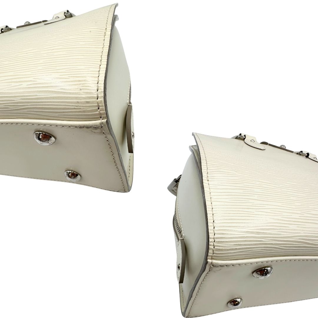 angoli Borsa Louis Vuitton in pelle epi bianco gesso con parti metalliche argentate; munita di doppi manici stondati, da portare a mano. Completa di lucchetto e chiavi, di lusso, originale, ottime condizioni, usata. 