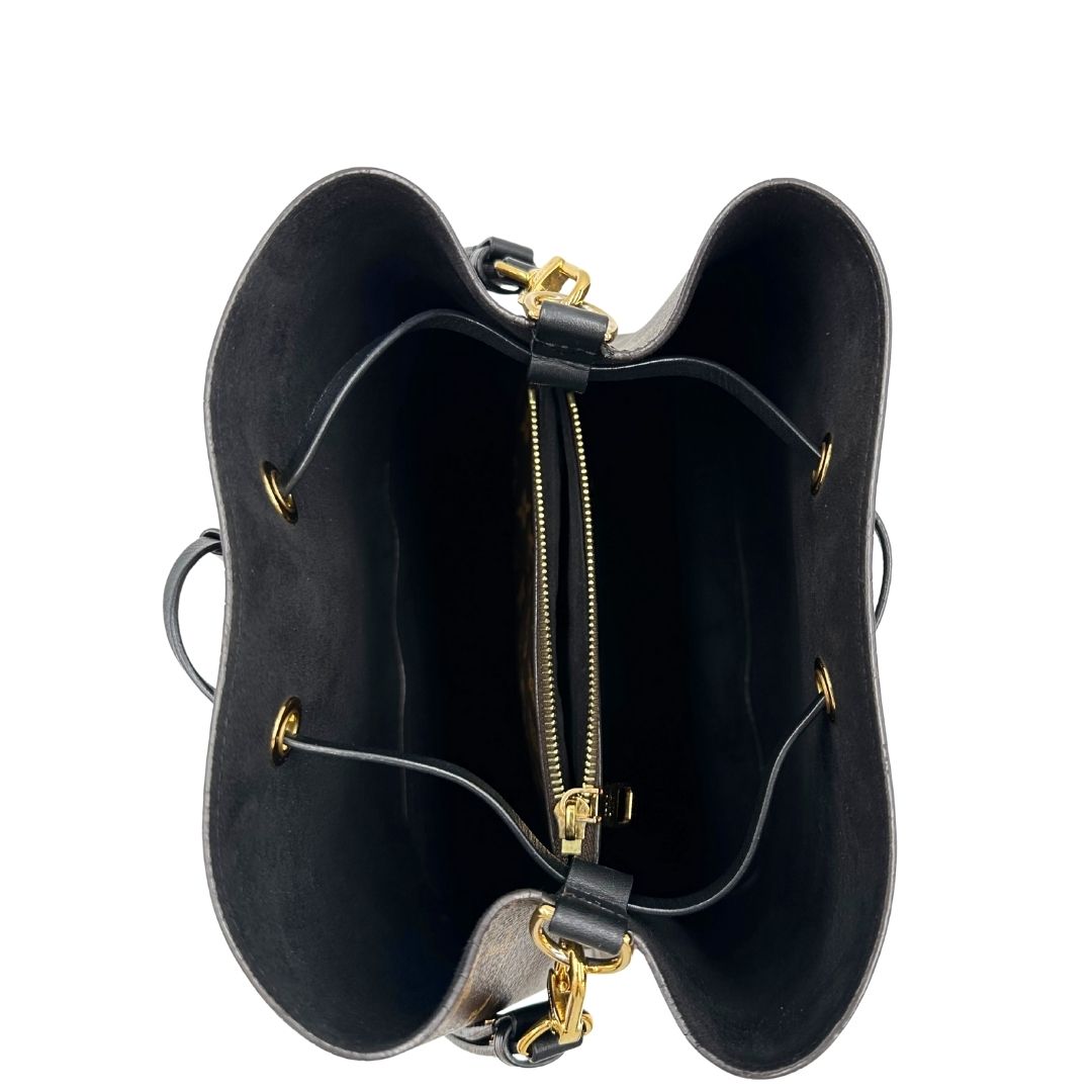 interno Borsa Louis Vuitton in canvas marrone monogram con finiture in pelle nera e parti metalliche dorate; munita di una tracolla regolabile e amovibile, indossabile a spalla o a tracolla. Completa di dustbag, di lusso, originale, ottime condizioni. 