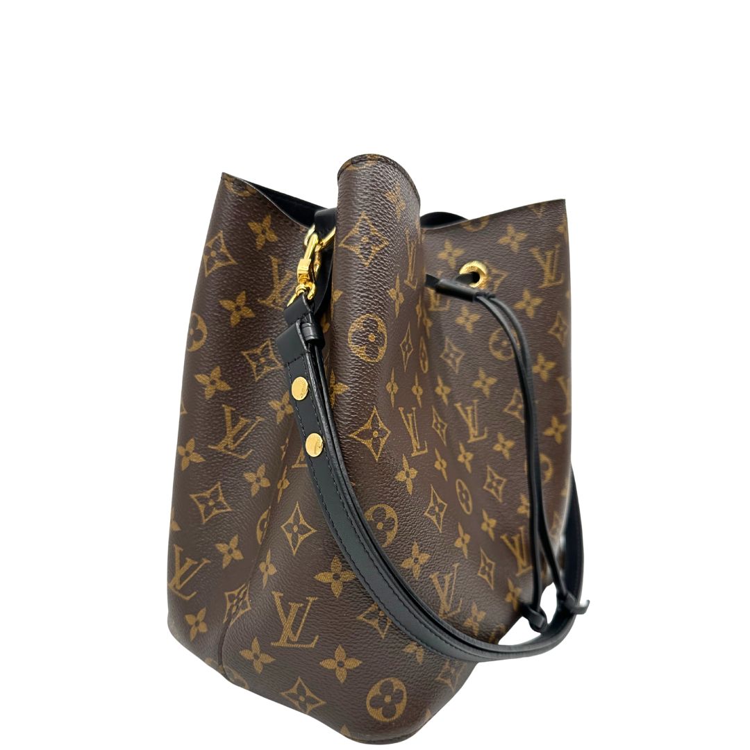 lato Borsa Louis Vuitton in canvas marrone monogram con finiture in pelle nera e parti metalliche dorate; munita di una tracolla regolabile e amovibile, indossabile a spalla o a tracolla. Completa di dustbag, di lusso, originale, ottime condizioni. 