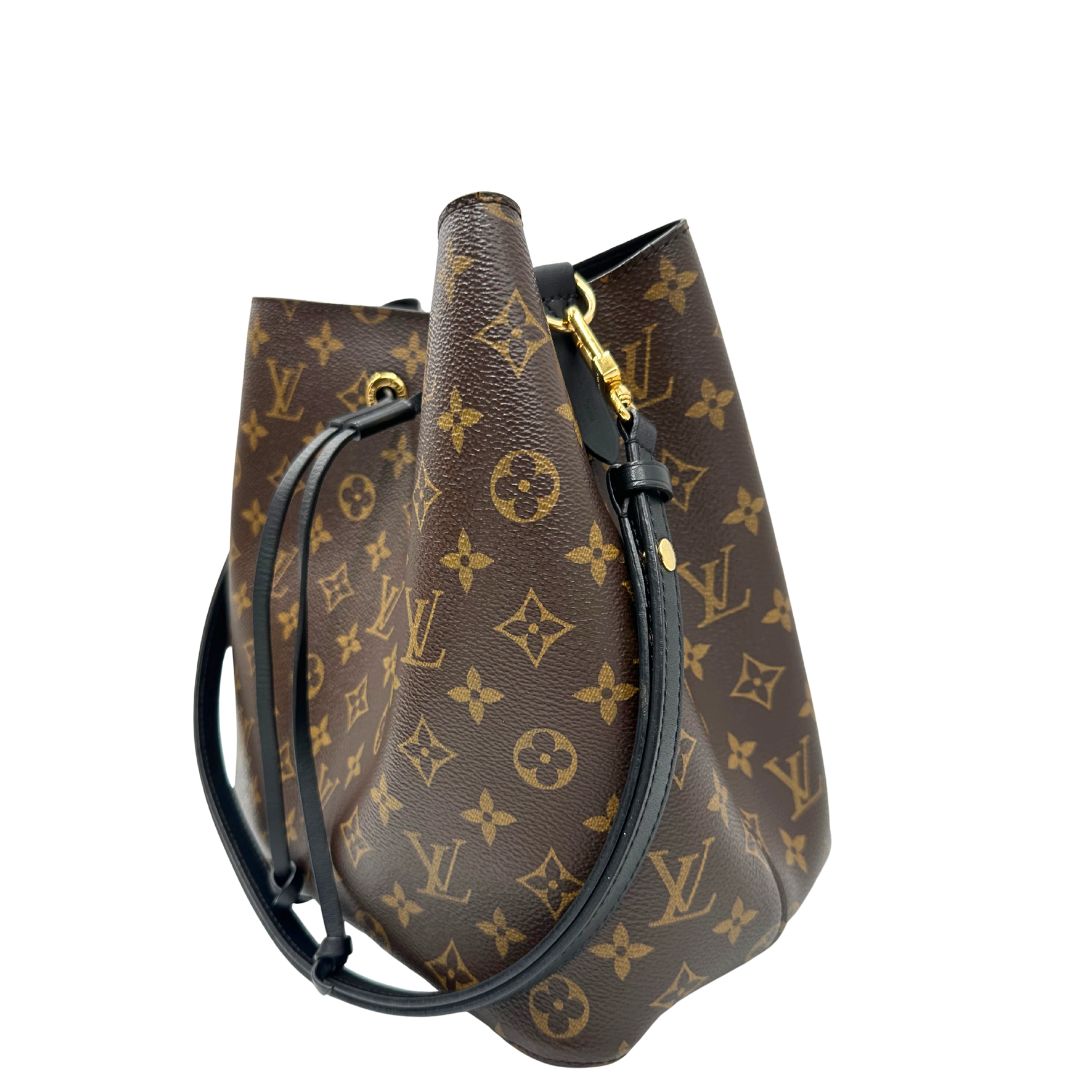 lato Borsa Louis Vuitton in canvas marrone monogram con finiture in pelle nera e parti metalliche dorate; munita di una tracolla regolabile e amovibile, indossabile a spalla o a tracolla. Completa di dustbag, di lusso, originale, ottime condizioni. 