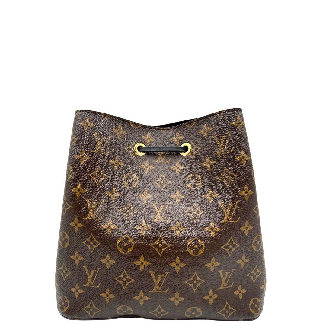retro Borsa Louis Vuitton in canvas marrone monogram con finiture in pelle nera e parti metalliche dorate; munita di una tracolla regolabile e amovibile, indossabile a spalla o a tracolla. Completa di dustbag, di lusso, originale, ottime condizioni. 