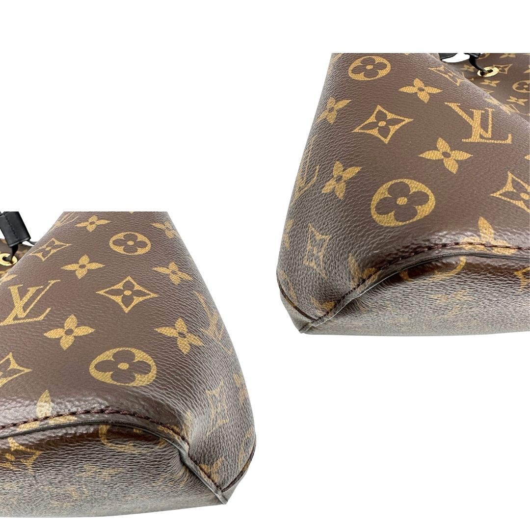 angoli Borsa Louis Vuitton in canvas marrone monogram con finiture in pelle nera e parti metalliche dorate; munita di una tracolla regolabile e amovibile, indossabile a spalla o a tracolla. Completa di dustbag, di lusso, originale, ottime condizioni. 