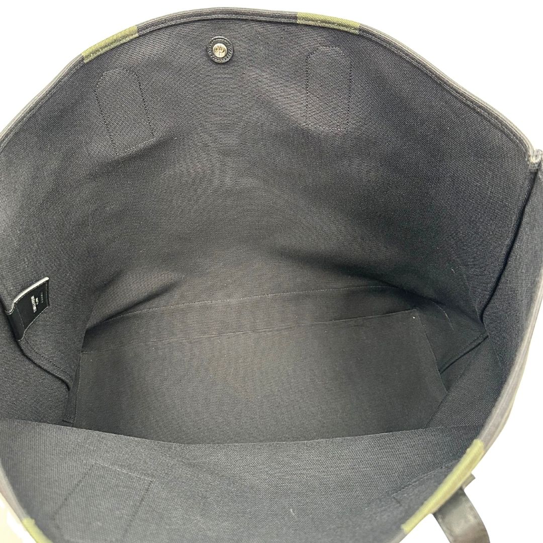 interno Borsa Saint Laurent in tessuto nero con bande verdi e finiture in pelle; munita di doppi manici e un accessorio portachiavi. Completa di dustbag, di lusso, originale, ottime condizioni. 