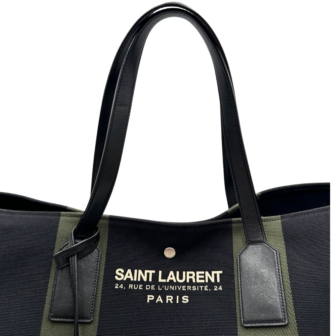manico Borsa Saint Laurent in tessuto nero con bande verdi e finiture in pelle; munita di doppi manici e un accessorio portachiavi. Completa di dustbag, di lusso, originale, ottime condizioni. 