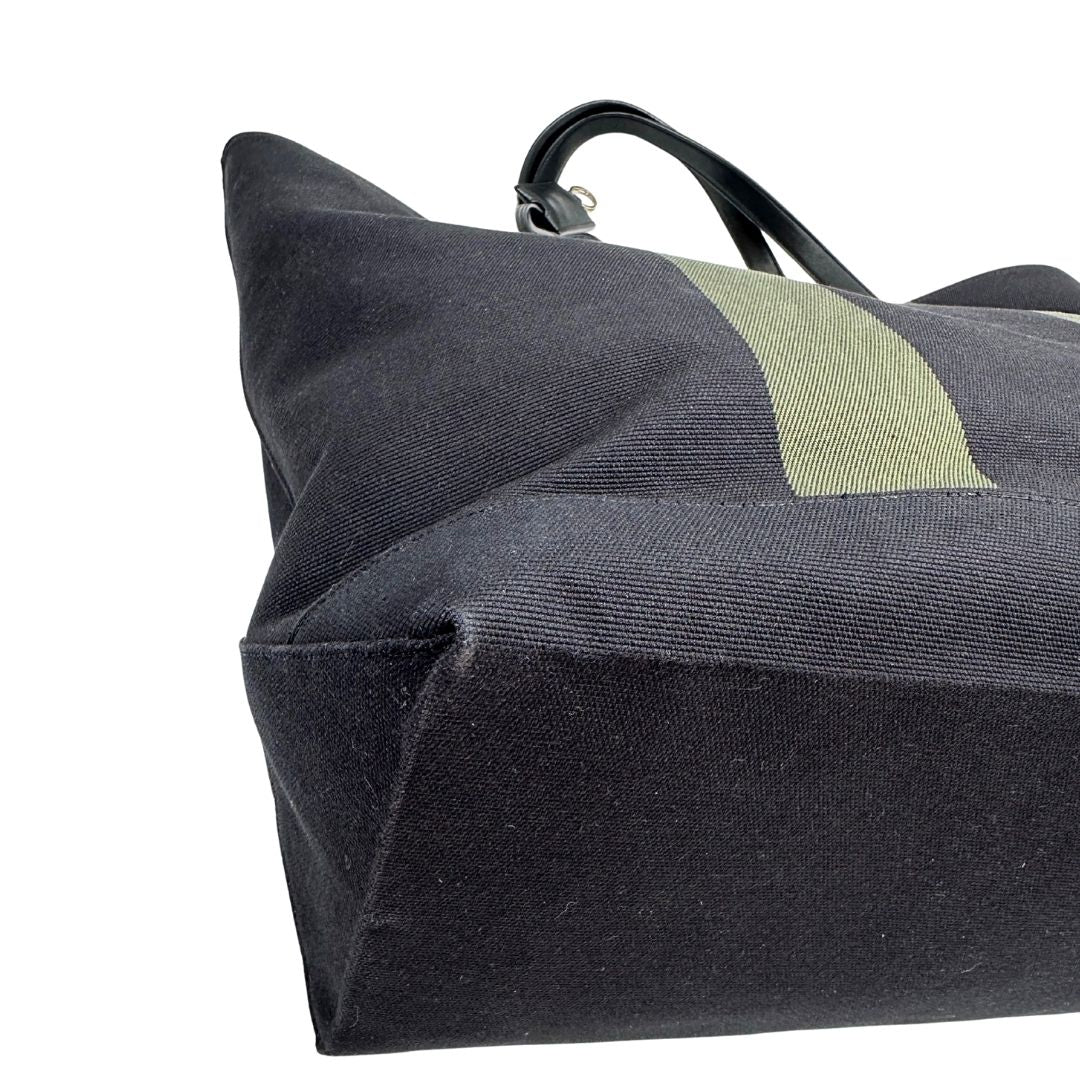 angolo Borsa Saint Laurent in tessuto nero con bande verdi e finiture in pelle; munita di doppi manici e un accessorio portachiavi. Completa di dustbag, di lusso, originale, ottime condizioni. 