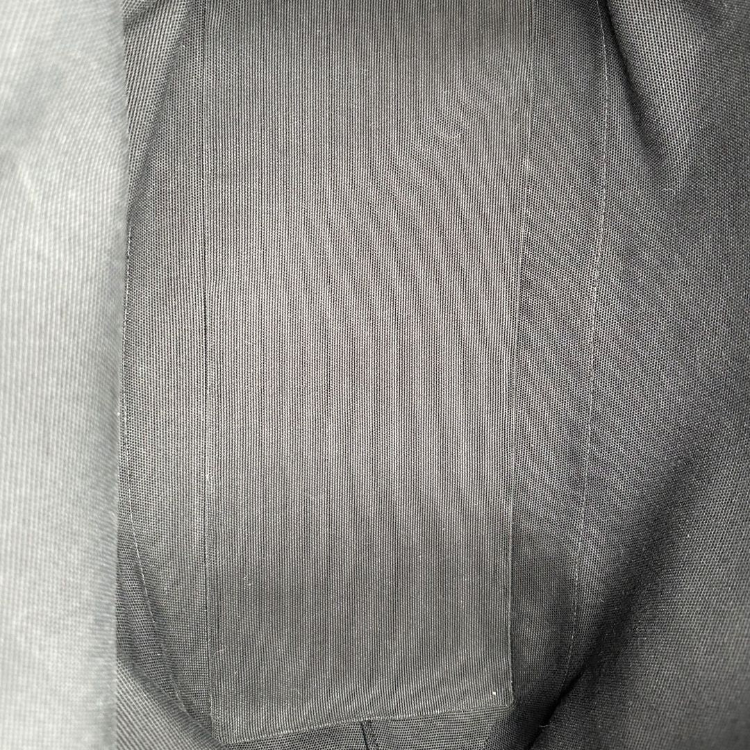 interno Borsa Saint Laurent in tessuto nero con bande verdi e finiture in pelle; munita di doppi manici e un accessorio portachiavi. Completa di dustbag, di lusso, originale, ottime condizioni. 