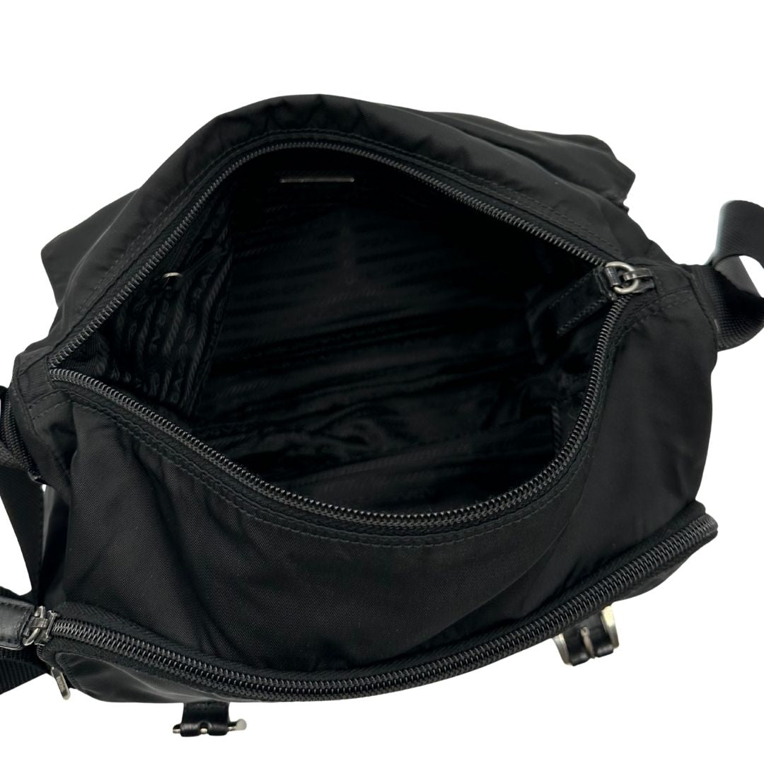 interno Borsa Prada in nylon nero con finiture in pelle tono su tono e parti metalliche argentate; munita di una tracolla regolabile in tessuto, di lusso, originale, ottime condizioni, usata. 