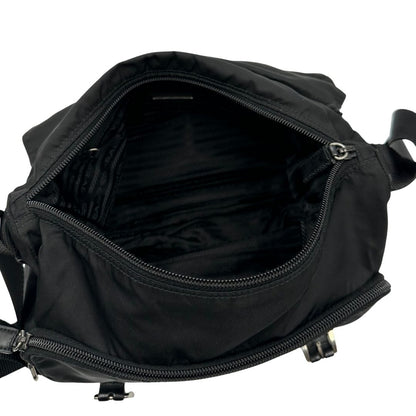 interno Borsa Prada in nylon nero con finiture in pelle tono su tono e parti metalliche argentate; munita di una tracolla regolabile in tessuto, di lusso, originale, ottime condizioni, usata. 