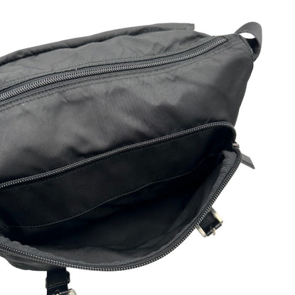 interno Borsa Prada in nylon nero con finiture in pelle tono su tono e parti metalliche argentate; munita di una tracolla regolabile in tessuto, di lusso, originale, ottime condizioni, usata.