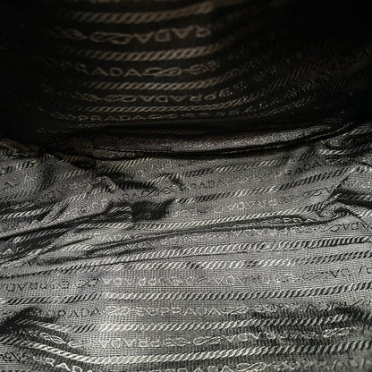 interno Borsa Prada in nylon nero con finiture in pelle tono su tono e parti metalliche argentate; munita di una tracolla regolabile in tessuto, di lusso, originale, ottime condizioni, usata.