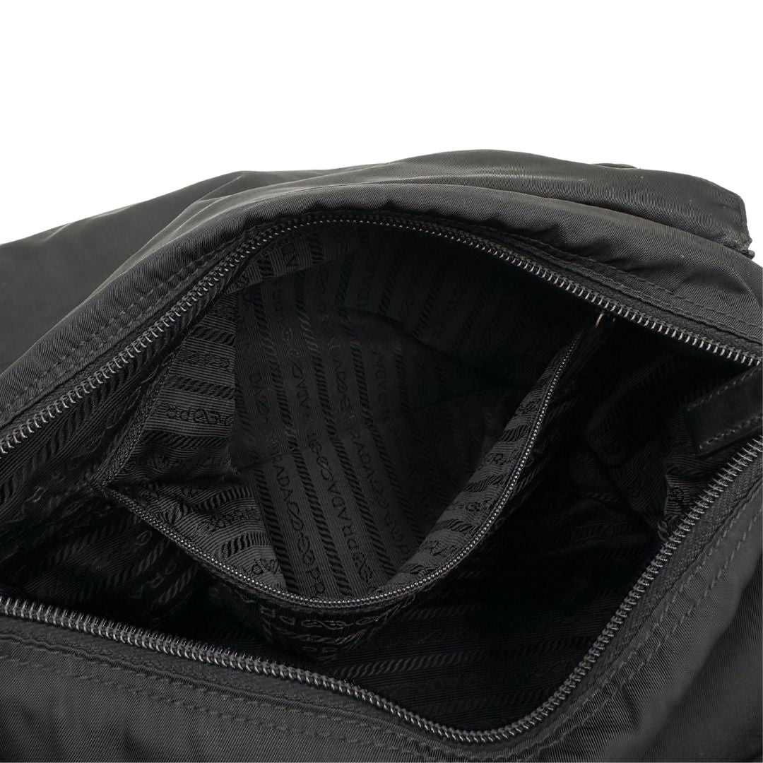 interno Borsa Prada in nylon nero con finiture in pelle tono su tono e parti metalliche argentate; munita di una tracolla regolabile in tessuto, di lusso, originale, ottime condizioni, usata. 