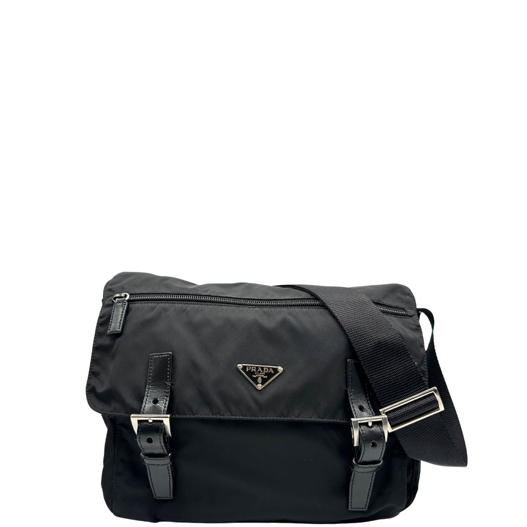 front Borsa Prada in nylon nero con finiture in pelle tono su tono e parti metalliche argentate; munita di una tracolla regolabile in tessuto, di lusso, originale, ottime condizioni, usata. 