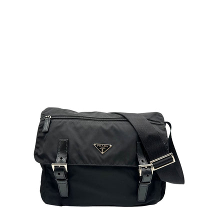 front Borsa Prada in nylon nero con finiture in pelle tono su tono e parti metalliche argentate; munita di una tracolla regolabile in tessuto, di lusso, originale, ottime condizioni, usata. 