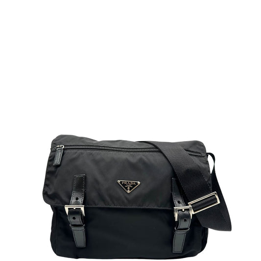 front Borsa Prada in nylon nero con finiture in pelle tono su tono e parti metalliche argentate; munita di una tracolla regolabile in tessuto, di lusso, originale, ottime condizioni, usata. 