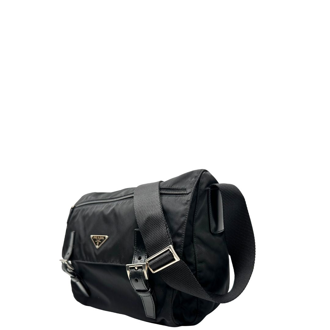 lato Borsa Prada in nylon nero con finiture in pelle tono su tono e parti metalliche argentate; munita di una tracolla regolabile in tessuto, di lusso, originale, ottime condizioni, usata. 