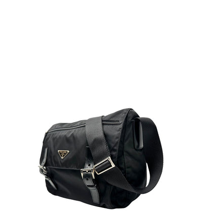 lato Borsa Prada in nylon nero con finiture in pelle tono su tono e parti metalliche argentate; munita di una tracolla regolabile in tessuto, di lusso, originale, ottime condizioni, usata. 