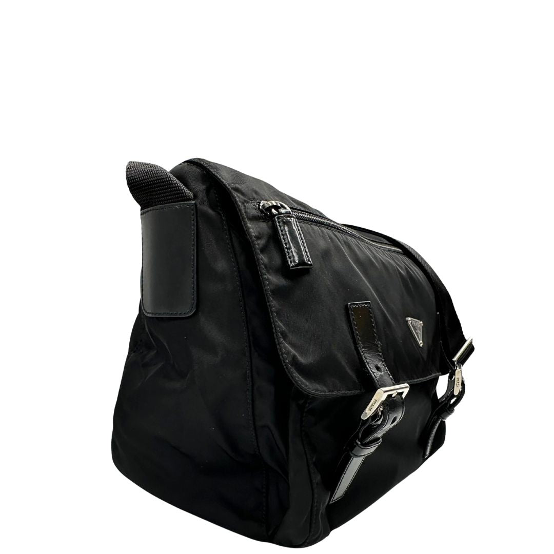 lato Borsa Prada in nylon nero con finiture in pelle tono su tono e parti metalliche argentate; munita di una tracolla regolabile in tessuto, di lusso, originale, ottime condizioni, usata. 