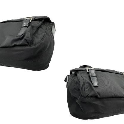 angoli Borsa Prada in nylon nero con finiture in pelle tono su tono e parti metalliche argentate; munita di una tracolla regolabile in tessuto, di lusso, originale, ottime condizioni, usata.