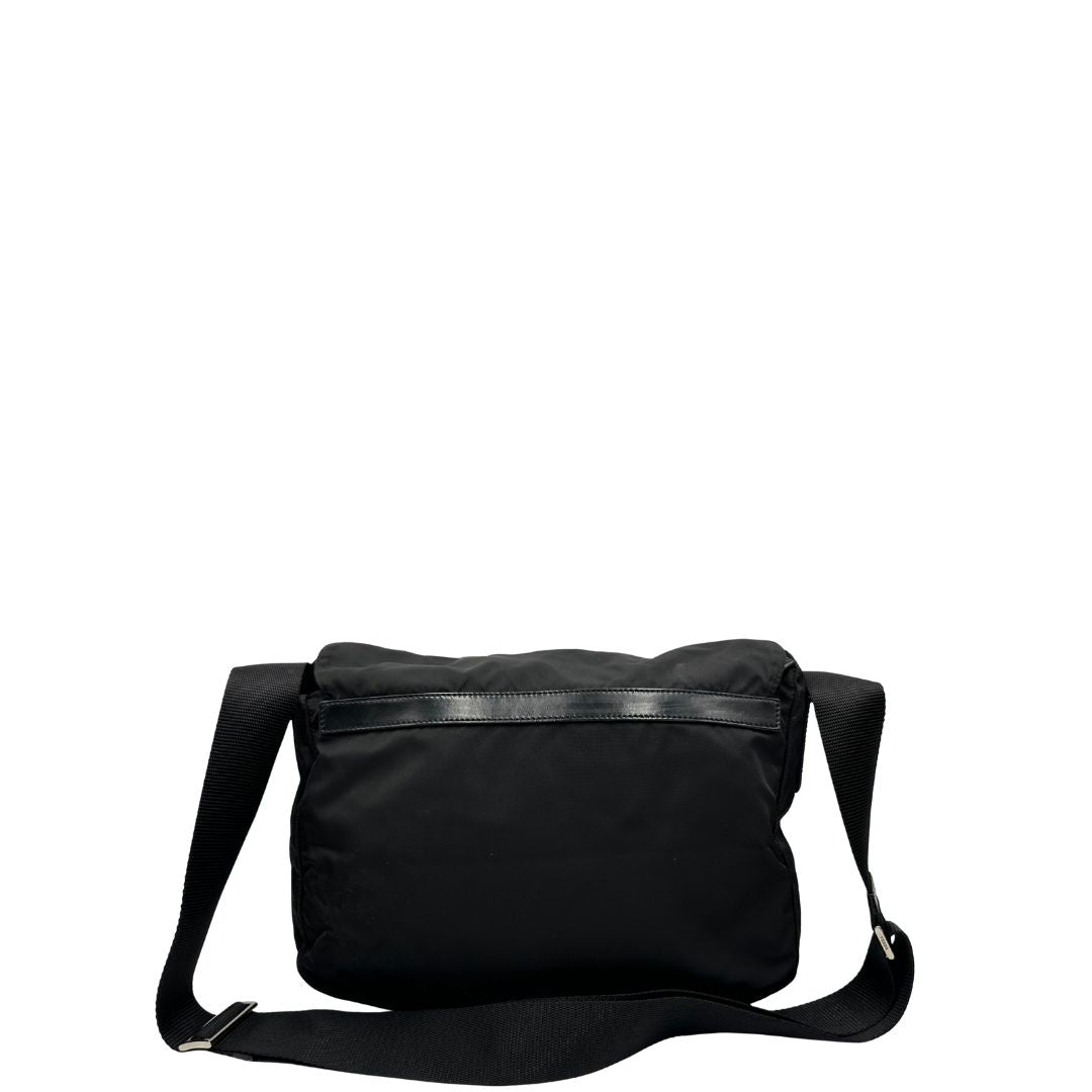 retro Borsa Prada in nylon nero con finiture in pelle tono su tono e parti metalliche argentate; munita di una tracolla regolabile in tessuto, di lusso, originale, ottime condizioni, usata. 