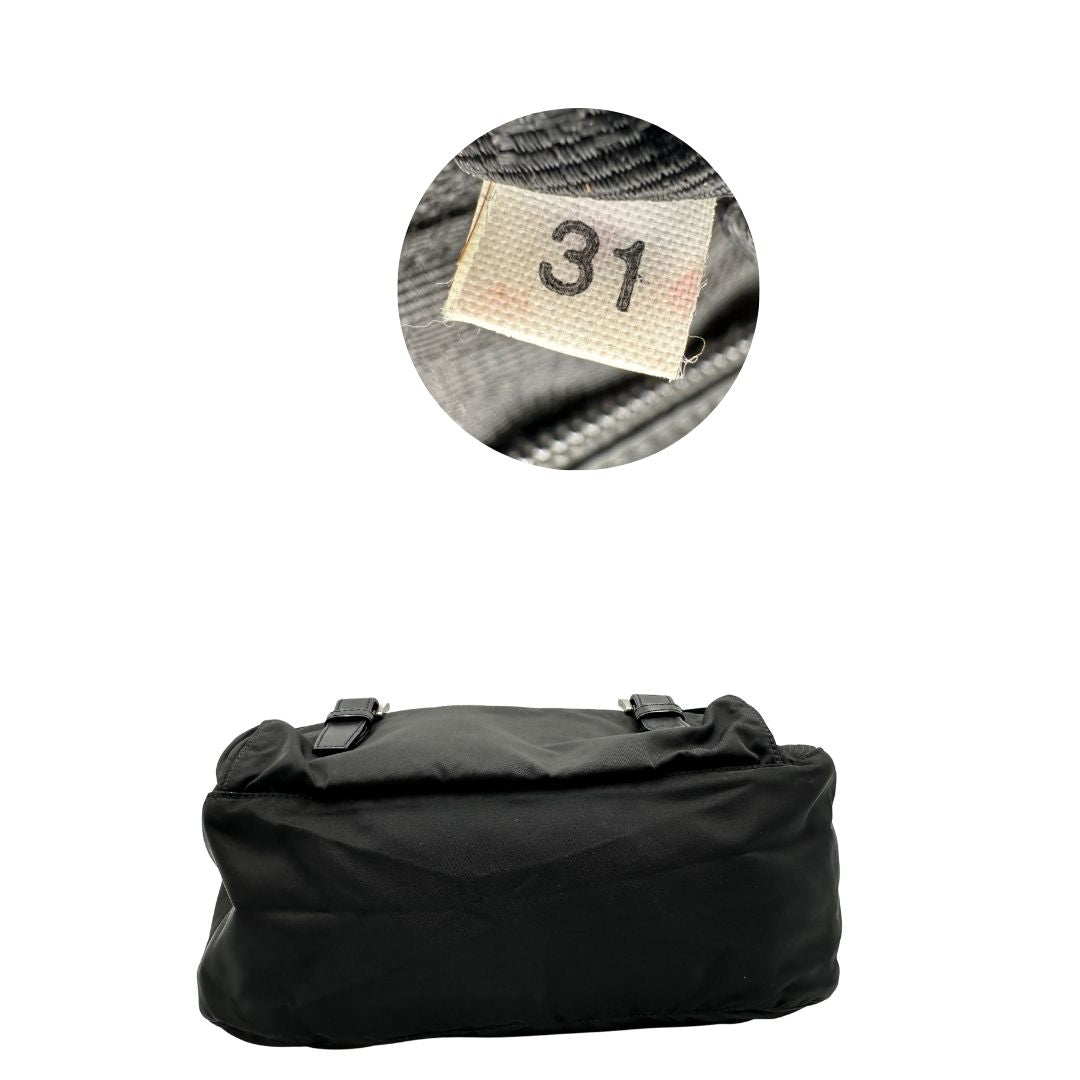 base Borsa Prada in nylon nero con finiture in pelle tono su tono e parti metalliche argentate; munita di una tracolla regolabile in tessuto, di lusso, originale, ottime condizioni, usata. 