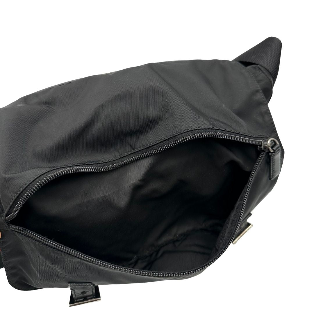 interno Borsa Prada in nylon nero con finiture in pelle tono su tono e parti metalliche argentate; munita di una tracolla regolabile in tessuto, di lusso, originale, ottime condizioni, usata. 