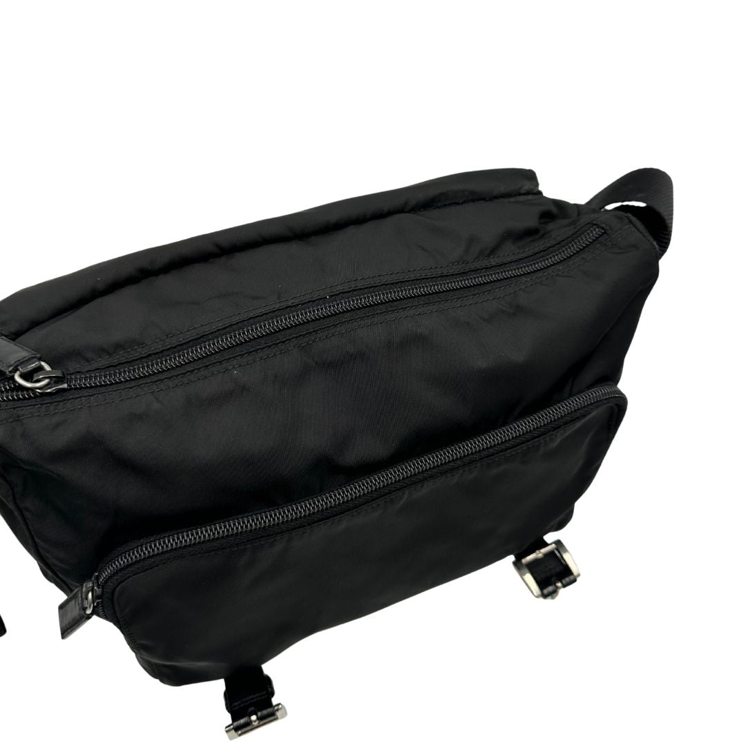 chiusura Borsa Prada in nylon nero con finiture in pelle tono su tono e parti metalliche argentate; munita di una tracolla regolabile in tessuto, di lusso, originale, ottime condizioni, usata. 