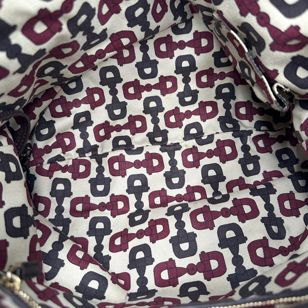 interno Borsa Gucci in pelle GG color vinaccia con parti metalliche dorate; munita di un manico singolo e impreziosita da dettaglio Horsebit sul front. Completa di dustbag, di lusso, originale, ottime condizioni. 