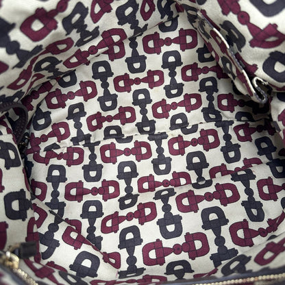 interno Borsa Gucci in pelle GG color vinaccia con parti metalliche dorate; munita di un manico singolo e impreziosita da dettaglio Horsebit sul front. Completa di dustbag, di lusso, originale, ottime condizioni. 