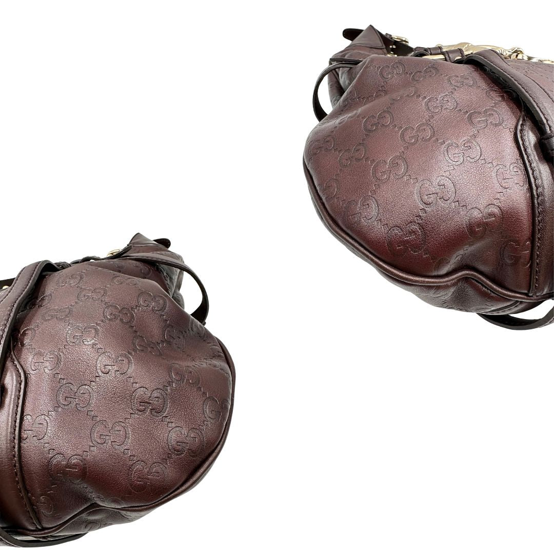 angoli Borsa Gucci in pelle GG color vinaccia con parti metalliche dorate; munita di un manico singolo e impreziosita da dettaglio Horsebit sul front. Completa di dustbag, di lusso, originale, ottime condizioni. 