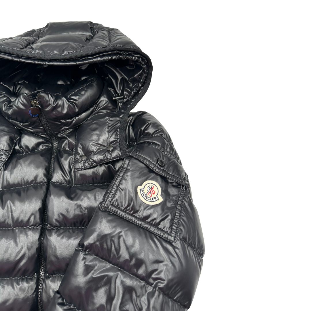  Piumino Moncler in 100 % poliammide nero munito di cappuccio, di lusso, originale, ottime condizioni, usato.