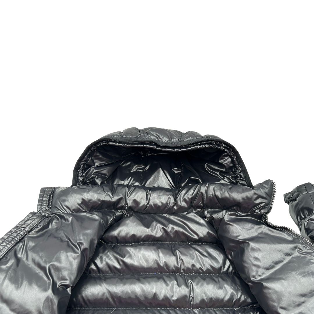  Piumino Moncler in 100 % poliammide nero munito di cappuccio, di lusso, originale, ottime condizioni, usato.