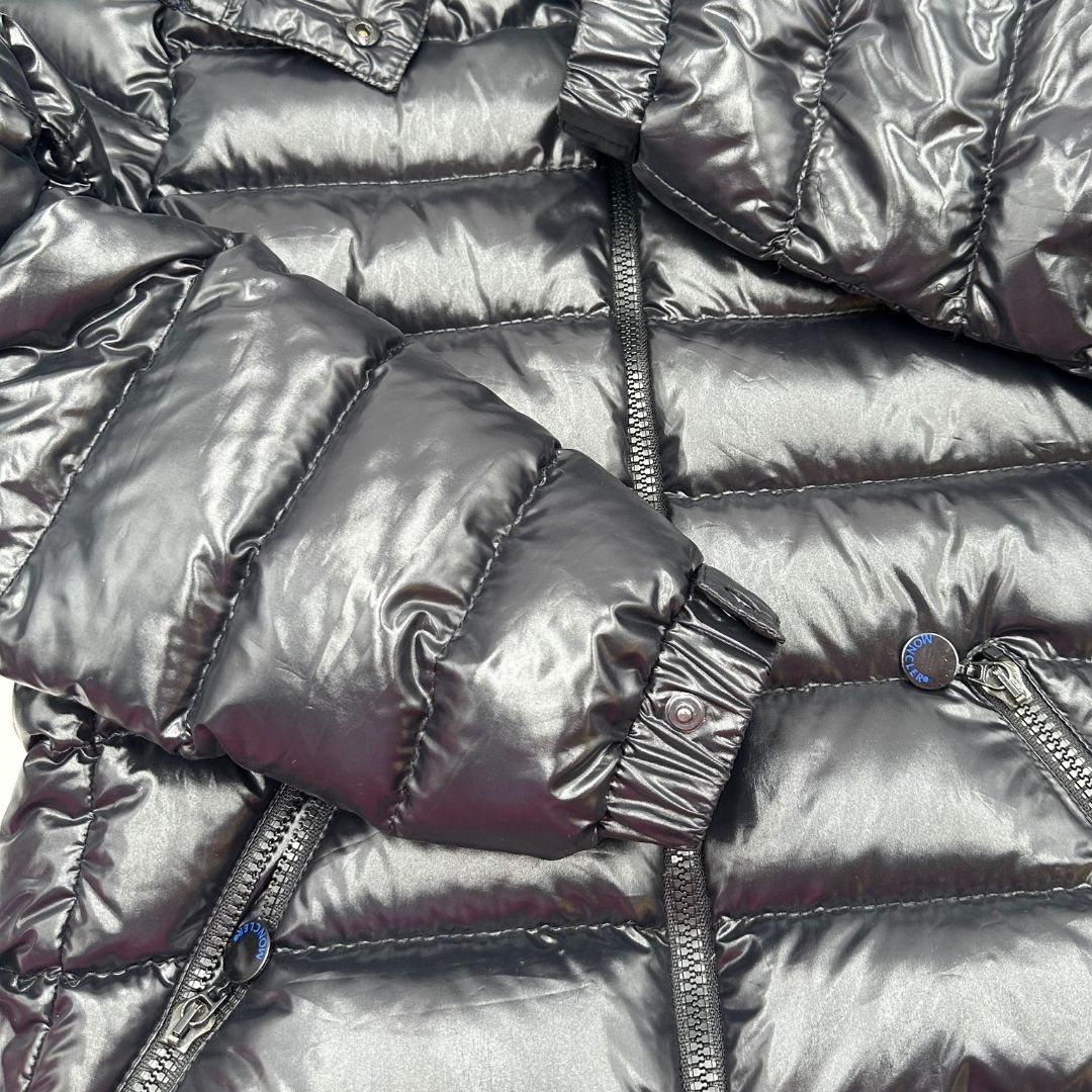  Piumino Moncler in 100 % poliammide nero munito di cappuccio, di lusso, originale, ottime condizioni, usato.