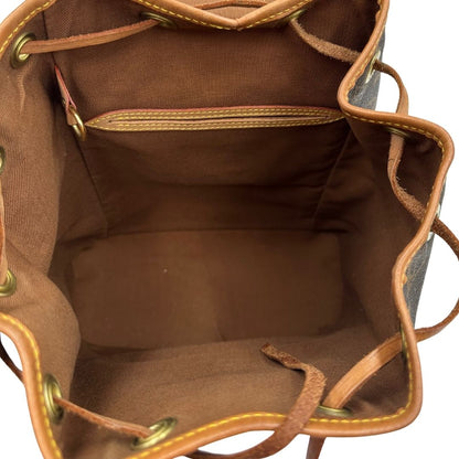 interno Zaino Montsouris mini in canvas marrone monogram con finiture in vacchetta naturale e parti metalliche dorate, munito di un anello sulla parte superiore e due bretelle in vacchetta regolabili con fibbie, di lusso, originale, ottime condizioni. 
