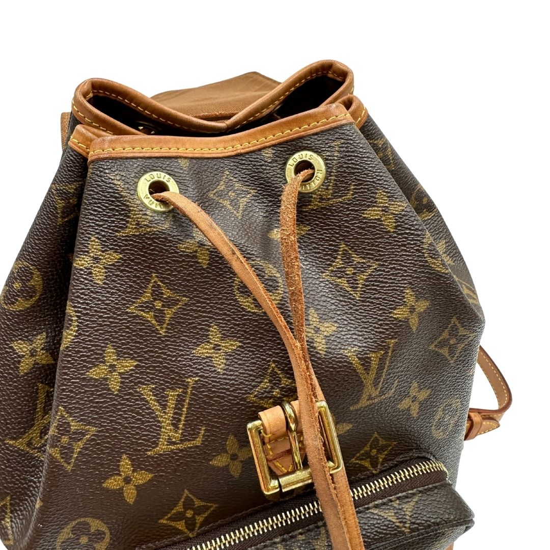 interno Zaino Montsouris mini in canvas marrone monogram con finiture in vacchetta naturale e parti metalliche dorate, munito di un anello sulla parte superiore e due bretelle in vacchetta regolabili con fibbie, di lusso, originale, ottime condizioni. 