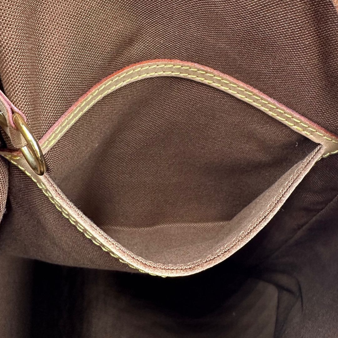 interno Zaino Montsouris mini in canvas marrone monogram con finiture in vacchetta naturale e parti metalliche dorate, munito di un anello sulla parte superiore e due bretelle in vacchetta regolabili con fibbie, di lusso, originale, ottime condizioni. 