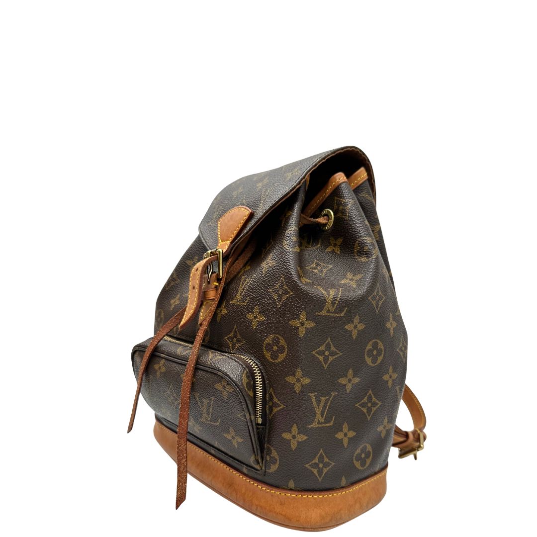 lato Zaino Montsouris mini in canvas marrone monogram con finiture in vacchetta naturale e parti metalliche dorate, munito di un anello sulla parte superiore e due bretelle in vacchetta regolabili con fibbie, di lusso, originale, ottime condizioni. 