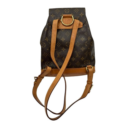retro Zaino Montsouris mini in canvas marrone monogram con finiture in vacchetta naturale e parti metalliche dorate, munito di un anello sulla parte superiore e due bretelle in vacchetta regolabili con fibbie, di lusso, originale, ottime condizioni.